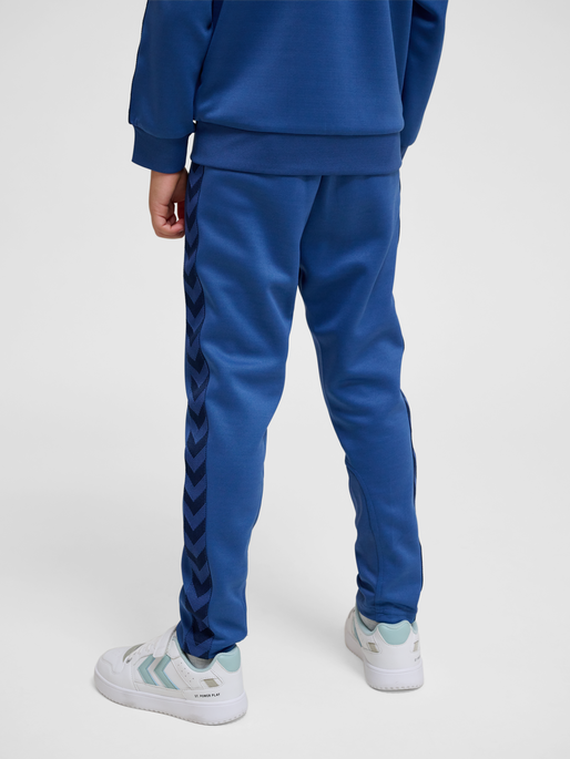 hmlNEWI PANTS, TRUE NAVY, model