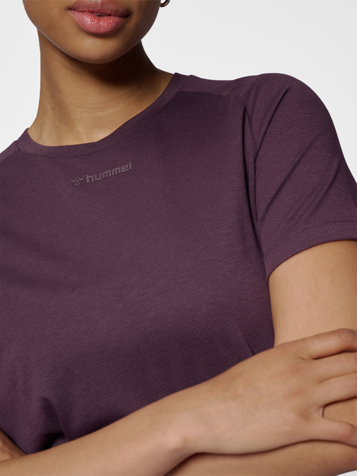 hmlMT VANJA T-SHIRT, PLUM PERFECT, model