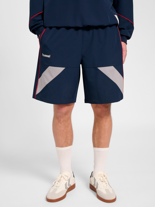 hmlWORLD 26 SHORTS TECH, DARK SAPPHIRE, model