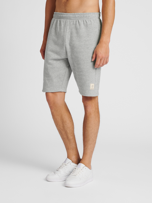 hmlGG12 SWEAT SHORTS, GREY MELANGE, model