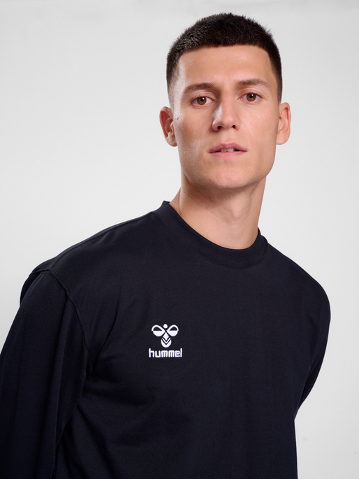 hmlGO 2.0 SWEATSHIRT, BLACK, model