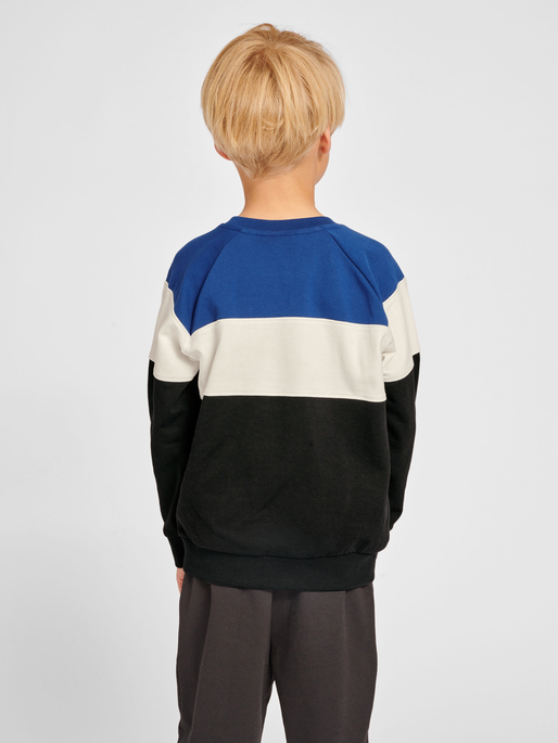 hmlCLAES SWEATSHIRT, SODALITE BLUE, model