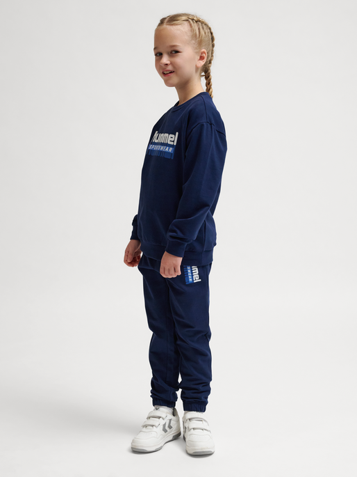 hmlTUKAS SWEATSHIRT, BLACK IRIS, model