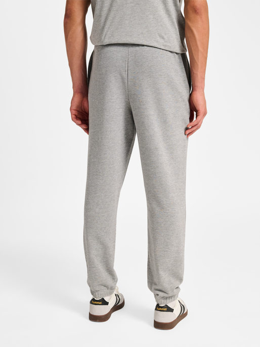 hmlPULSE SWEAT PANTS, GREY MELANGE hmlPULSE SWEAT PANTS, GREY MELANGE, model