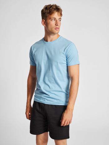 hmlRED HEAVY T-SHIRT S/S, BLUE BELL, model