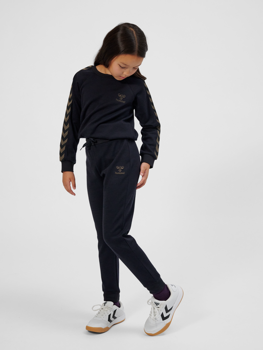 hmlWONG PANTS, BLACK, model