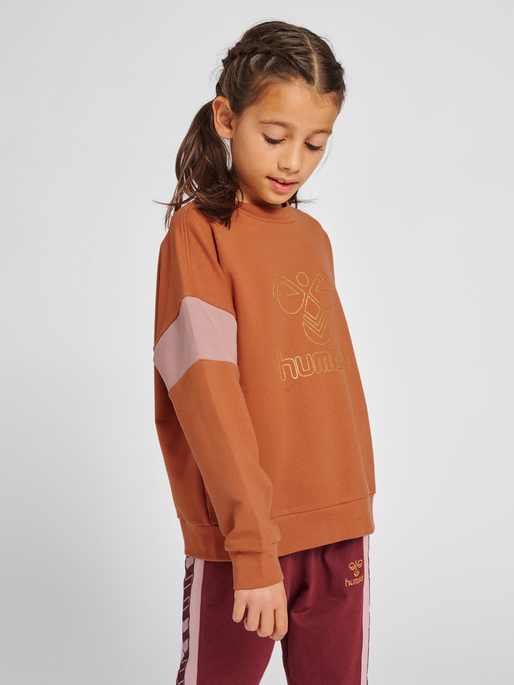 hmlBETTY SWEATSHIRT, 8004, model