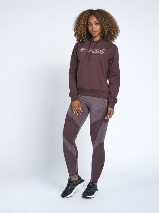 hmlNONI HOODIE, FUDGE, model