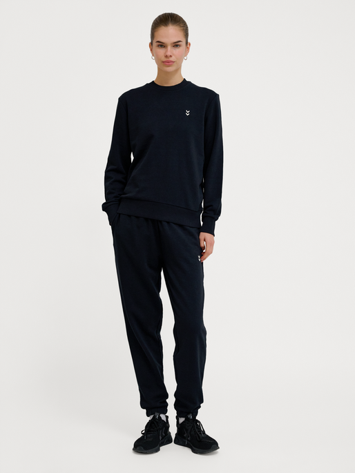 hmlPULSE W SWEAT CREWNECK, BLACK, model