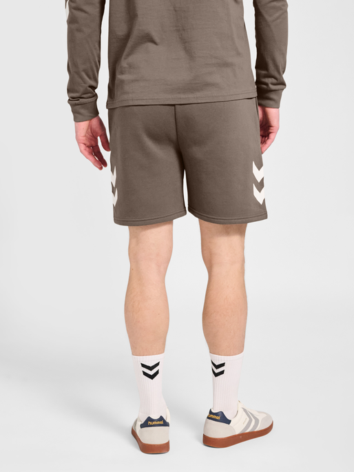hmlLEGACY 2.0 SHORTS, DARK NIGHT, model