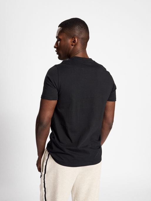 hmlICONS GRAPHIC T-SHIRT, BLACK/BLACK, model