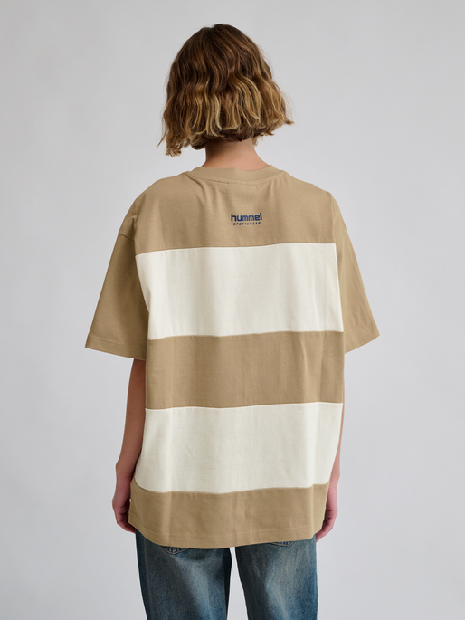 hmlLOOSE T-SHIRT S/S BEES STRIPE, TOFU/CORNSTALK, model