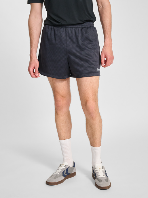 hmlPULSE MESH SHORTS, EBONY, model