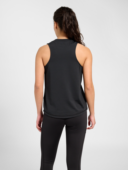 hmlVANJA TECH TOP, BLACK, model