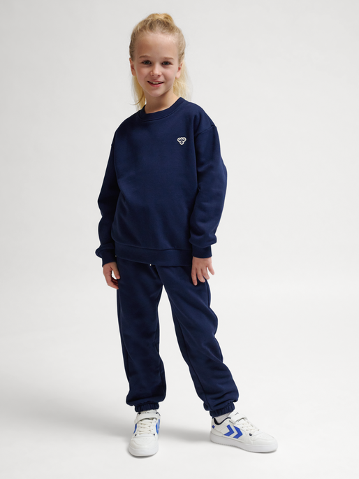 hmlJR LOOSE CREWNECK BEE, DRESS BLUES, model