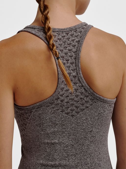 hmlCI SEAMLESS TOP, CHOCOLATE PLUM MELANGE, model