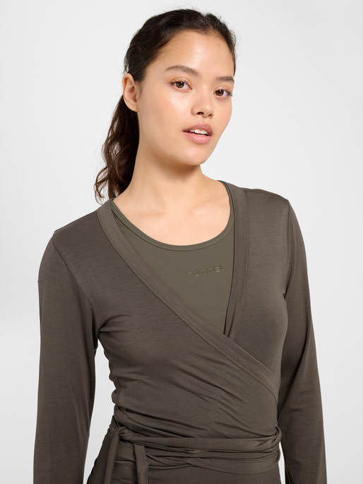 hmlSOFT WRAP BLOUSE, MAJOR BROWN, model
