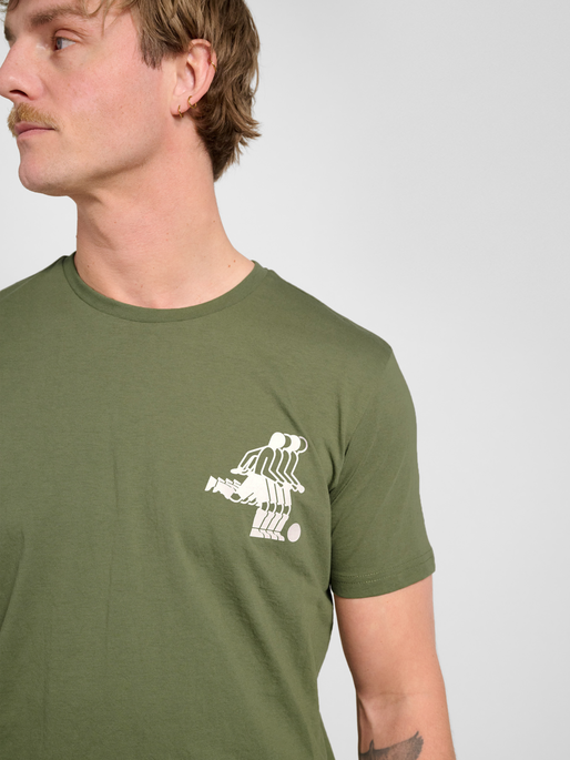 hmlPULSE GRAPHIC T-SHIRT S/S, WHITE/GREEN, model