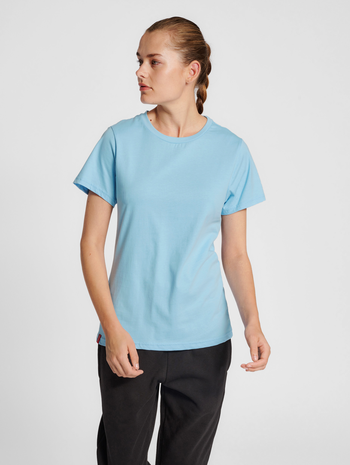 hmlRED BASIC T-SHIRT S/S WOMAN, BLUE BELL, model