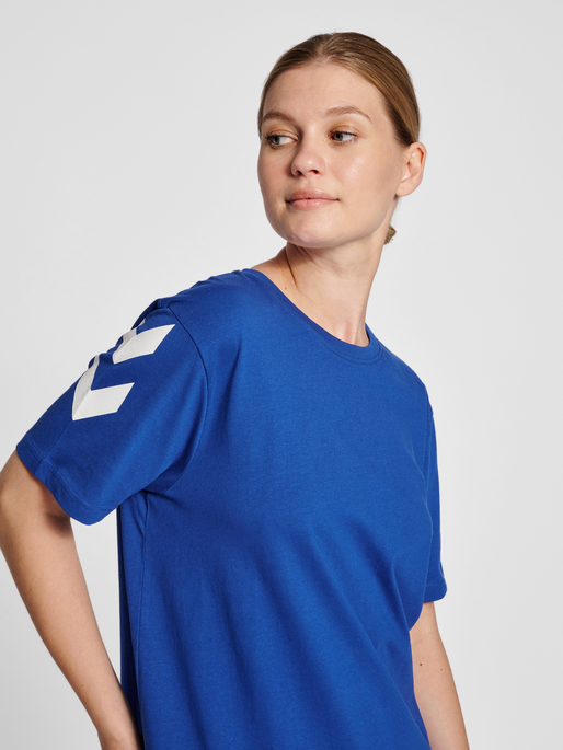 hmlLEGACY CHEVRON T-SHIRT, MAZARINE BLUE, model