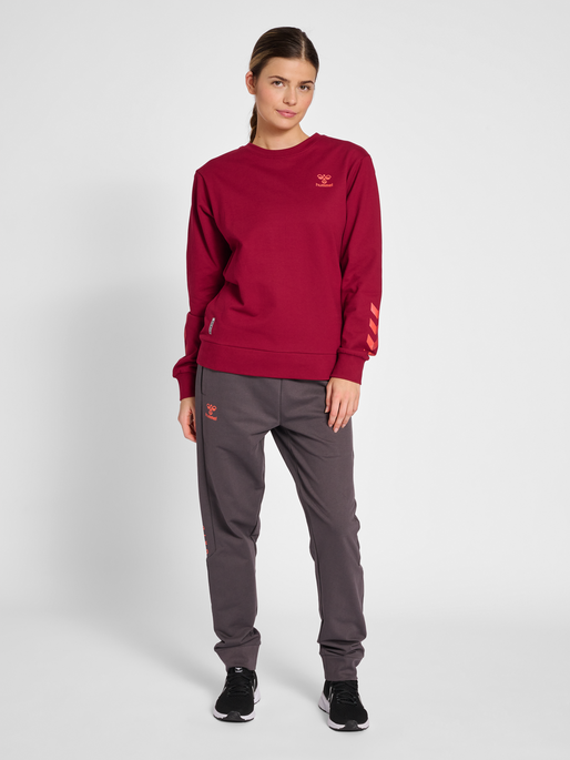 hmlOFFGRID COTTON SWEATSHIRT WO, RHUBARB, model