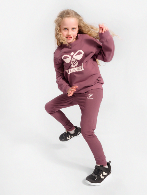 hmlDOS SWEATSHIRT, ROSE BROWN, model