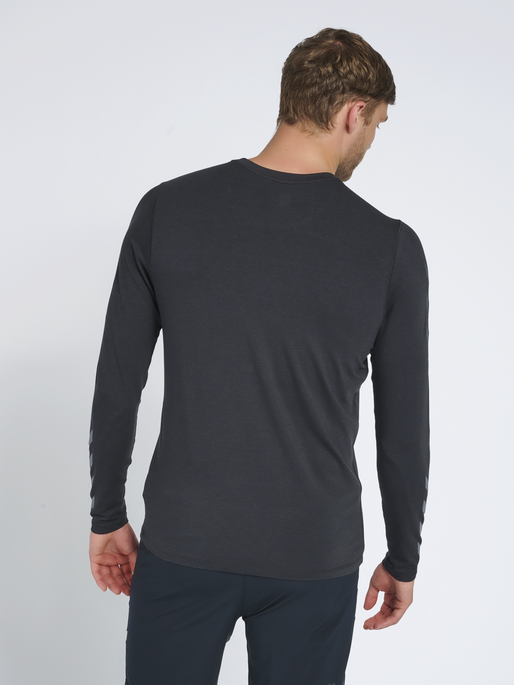 hmlMACE T-SHIRT LS, BLACK, model