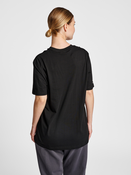 hmlLGC LOYALTY T-SHIRT, 2001, model