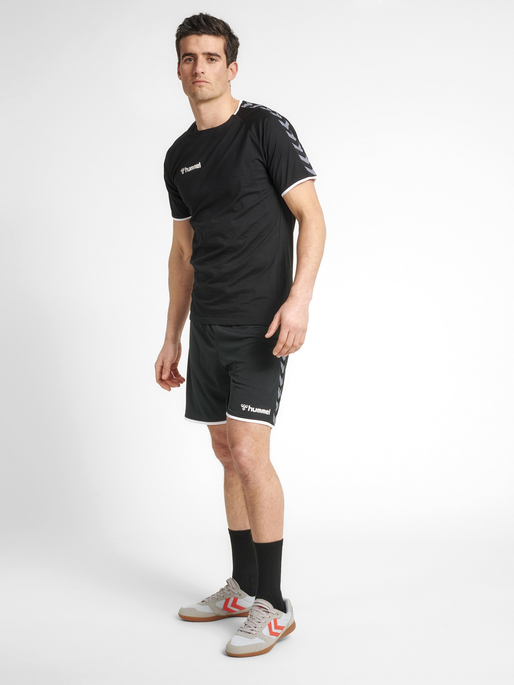 hmlAUTHENTIC TRAINING TEE, BLACK/WHITE, model
