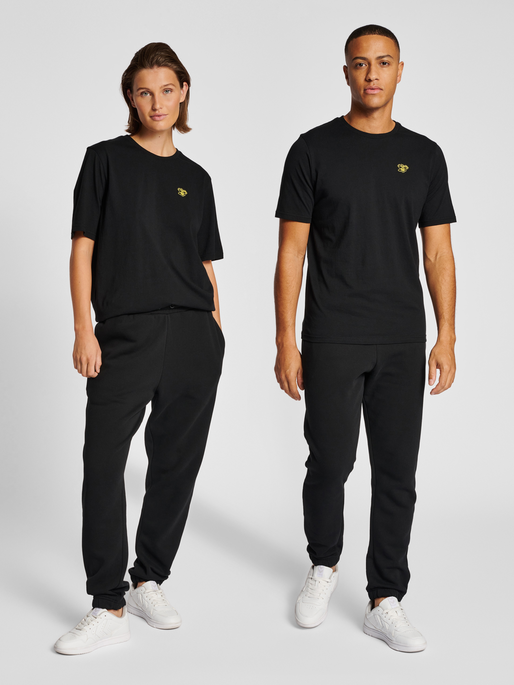 hmlAMNESTY T-SHIRT, 2001, model