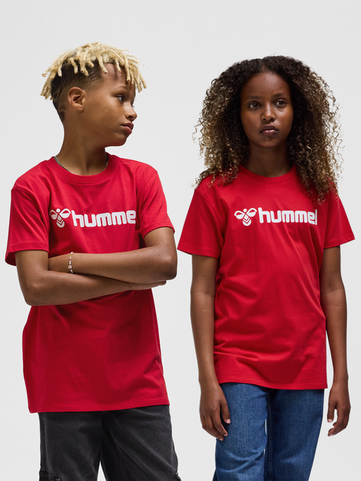 hmlGO 2.0 LOGO T-SHIRT S/S KIDS, TRUE RED, model