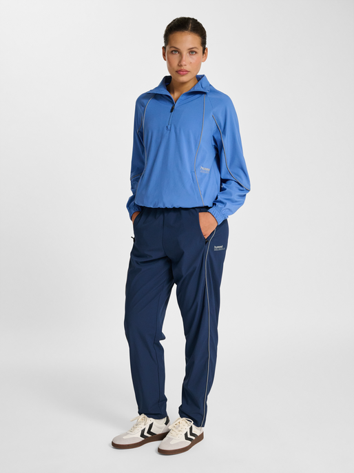 hmlPULSE WOVEN W PANTS, DRESS BLUES, model