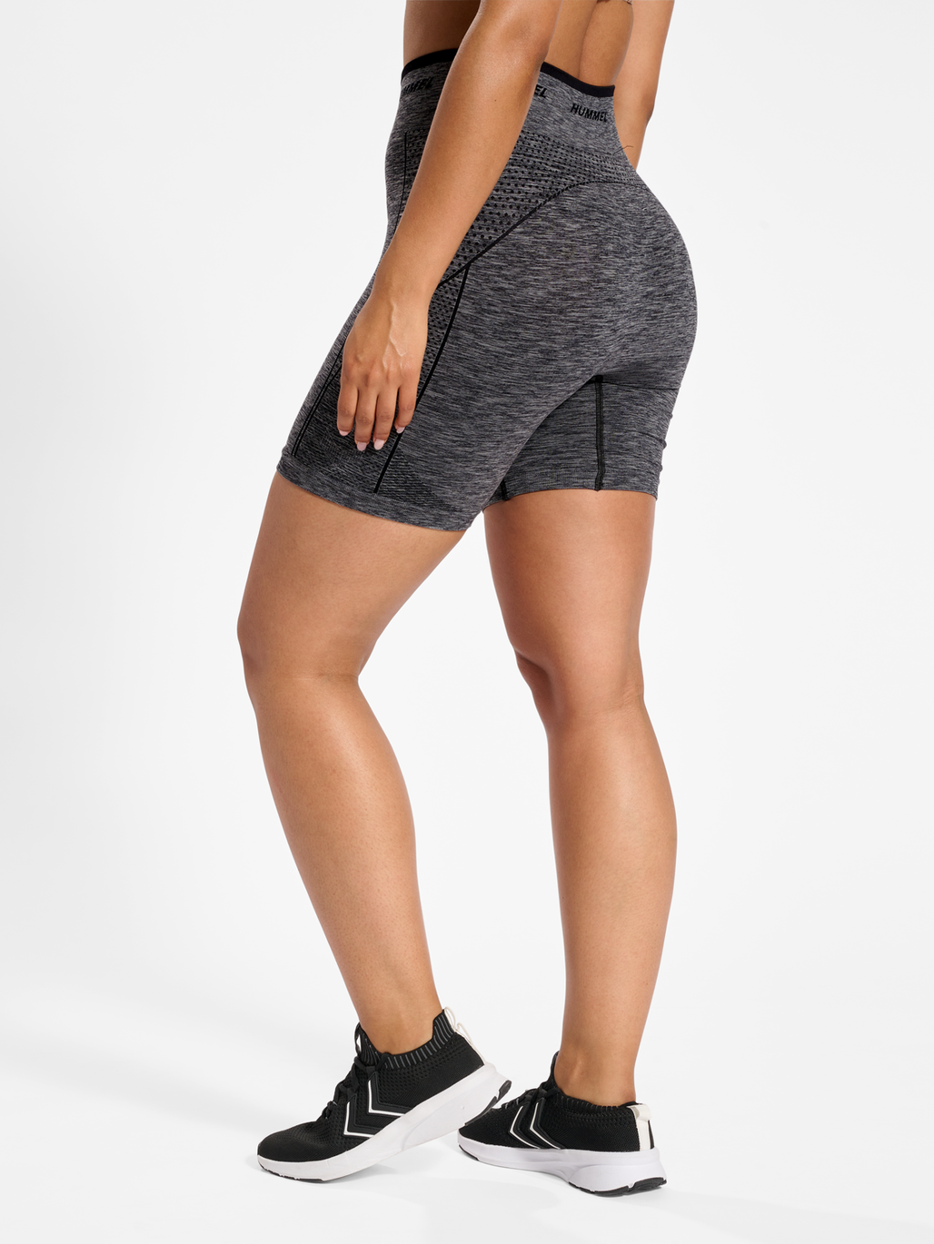 hmlTE CAMI SEAMLESS MW SHORTS, BLACK MELANGE, model