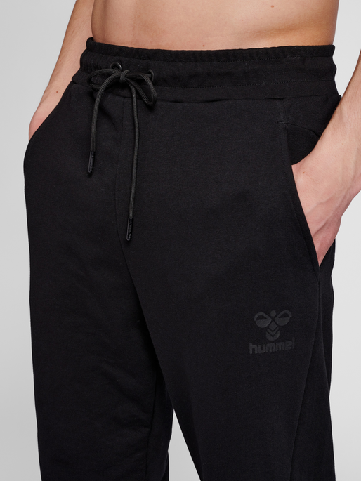 hmlISAM 2.0 REGULAR PANTS, BLACK, model