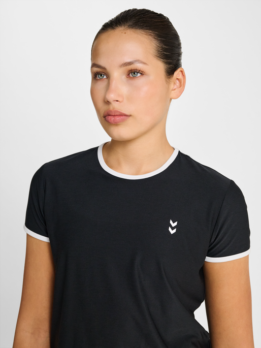 hmlPULSE CIMA T-SHIRT S/S, BLACK, model