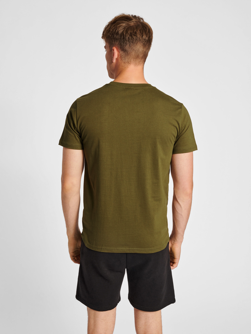 hmlRED HEAVY T-SHIRT S/S, DARK OLIVE, model