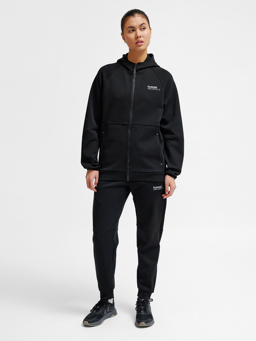 hmlTECH FLEECE REGULAR ZIP HOODIE, BLACK, model