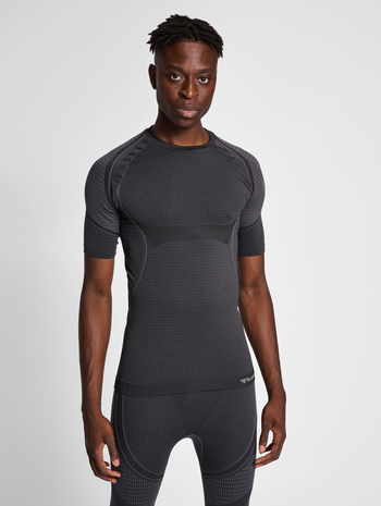 hmlMT OLLI SEAMLESS TIGHT T-SHIRT, BLACK, model