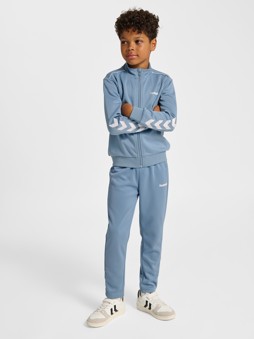 hmlJR TRACKSUIT, FADED DENIM, model