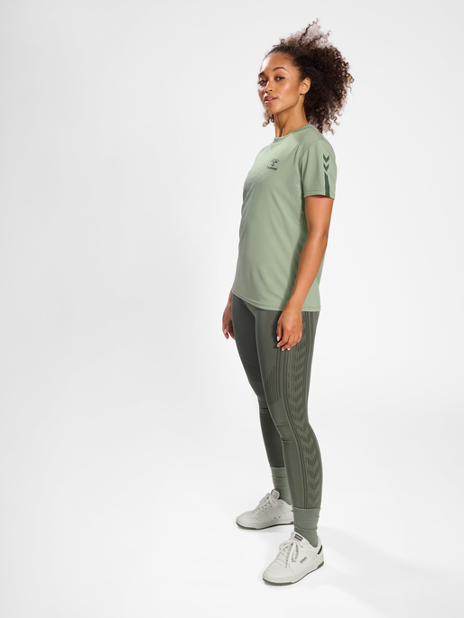 hmlACTIVE PL JERSEY S/S WOMAN, DESERT SAGE, model