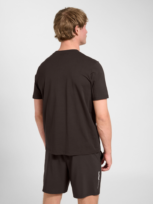 hmlPULSE T-SHIRT, AFTER DARK, model
