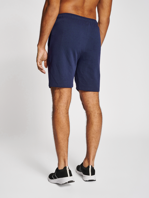 hmlIC FRED SWEATSHORTS, PEACOAT, model