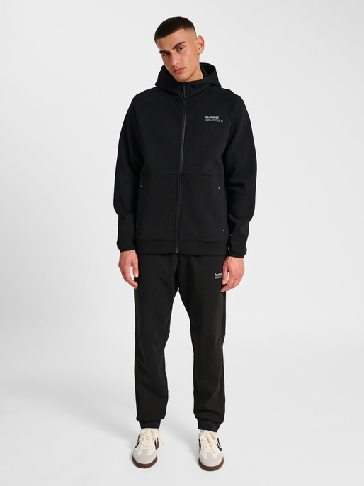 hmlTECH FLEECE REGULAR ZIP HOODIE, BLACK hmlTECH FLEECE REGULAR ZIP HOODIE, BLACK, model