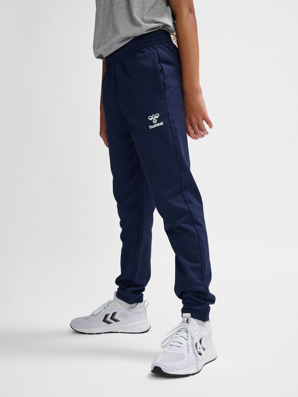 hmlGO 2.0 SWEATPANTS KIDS, MARINE, model