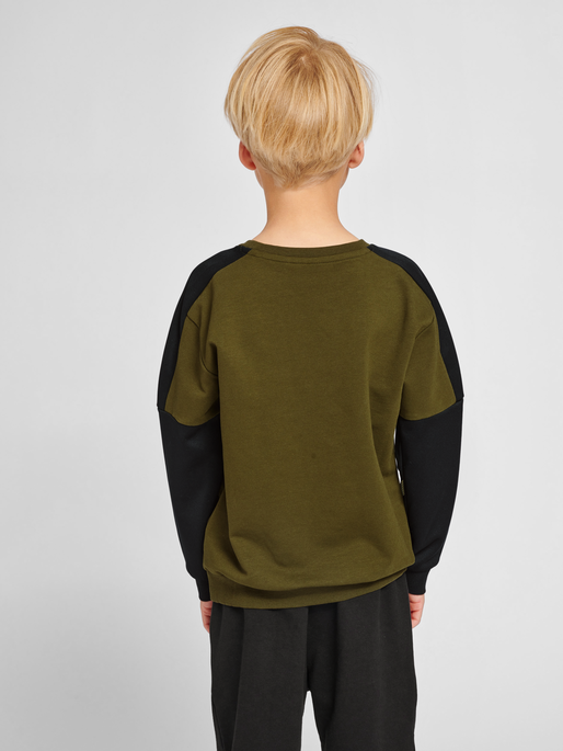 hmlEDWARD SWEATSHIRT, DARK OLIVE, model