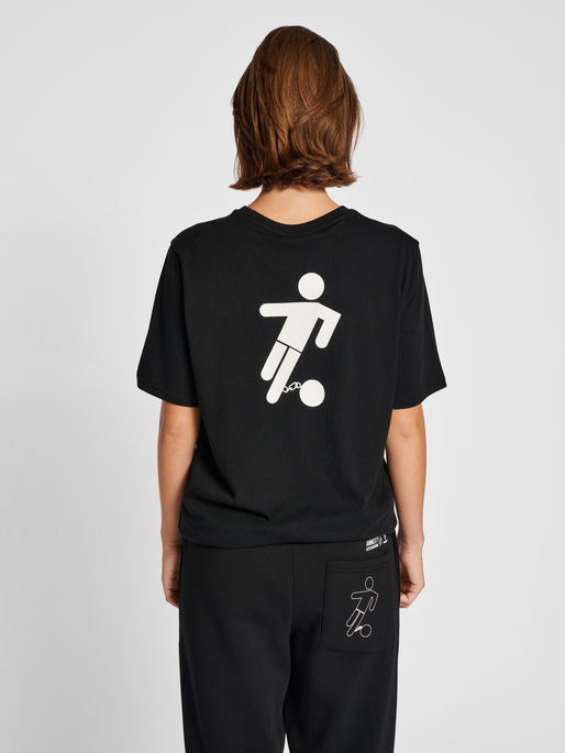 hmlAMNESTY T-SHIRT, 2001, model