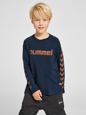 hmlBOYS T-SHIRT L/S, BLACK IRIS, model