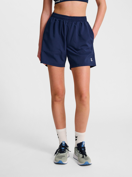 hmlPULSE WORKOUT SHORTS, DRESS BLUES, model