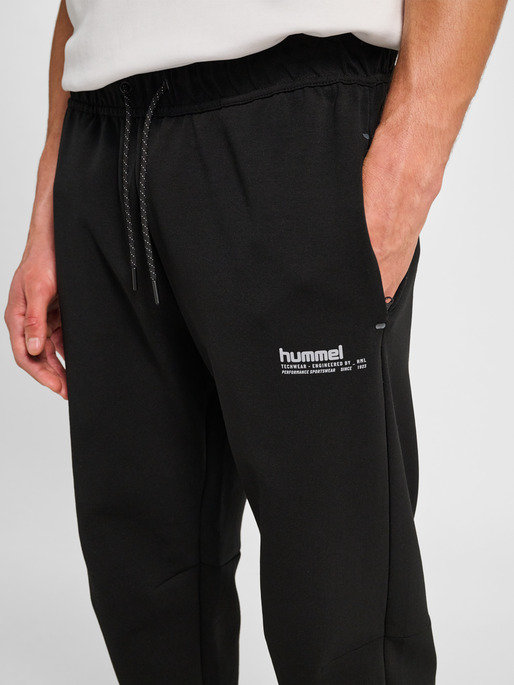 hmlTECH FLEECE REGULAR PANTS, BLACK, model