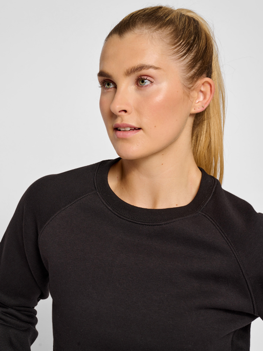hmlRED HEAVY SWEATSHIRT WOMAN, BLACK, model